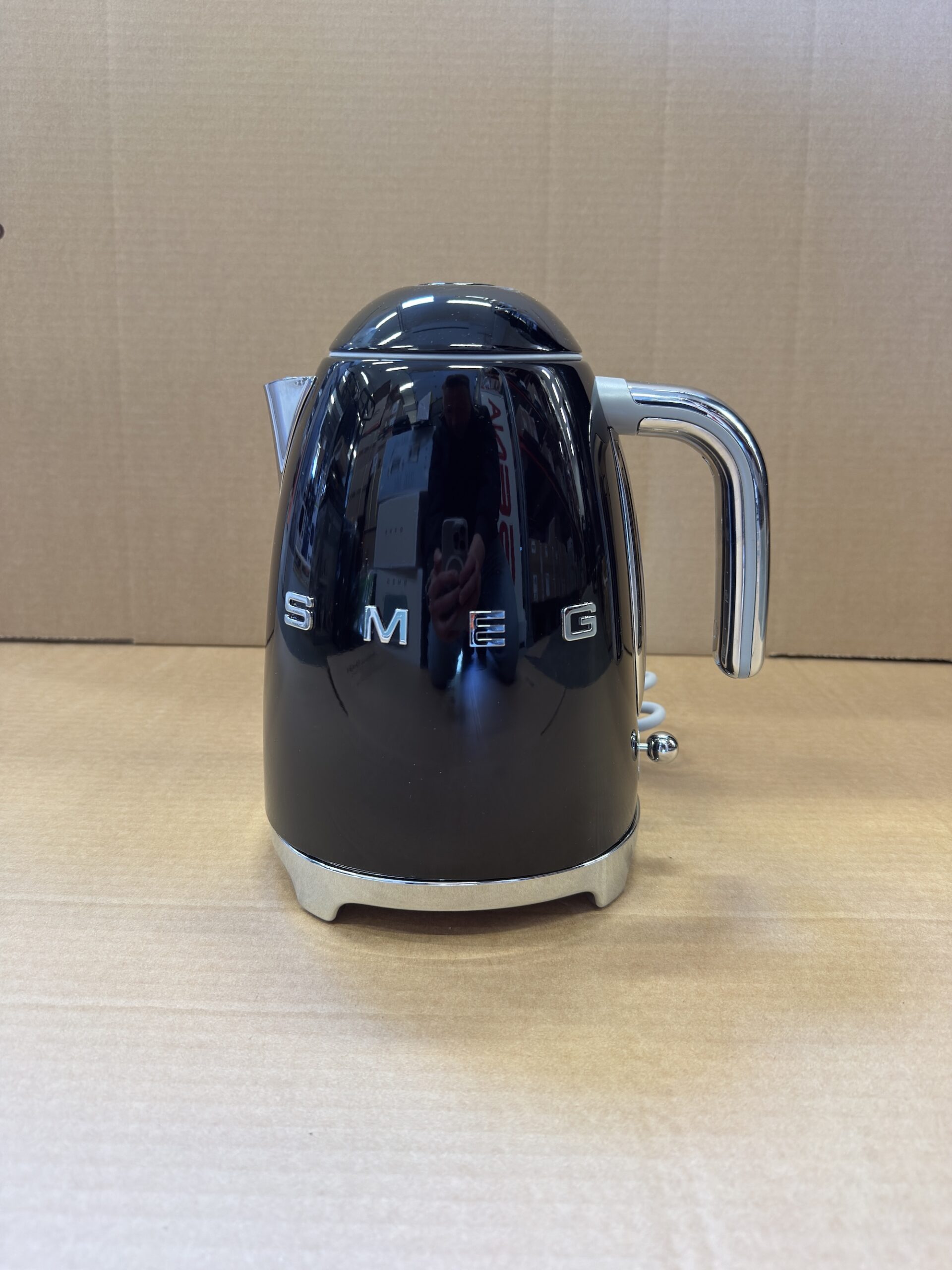 Smeg KLF03BLEU -vedenkeitin, musta